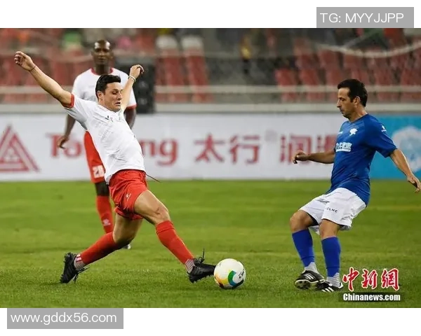 双人球星转场足球激情对决引爆赛场新篇章 双人球星转场足球激情对决引爆赛场新篇章