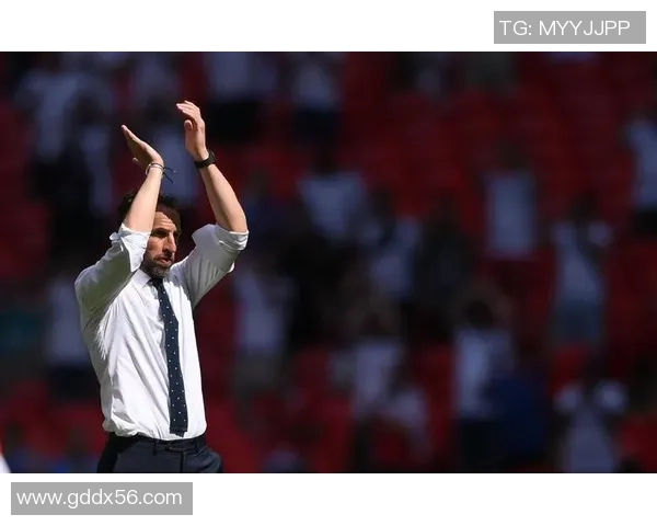 英格兰足球星帅哥闪耀绿茵场展现力量与魅力风采