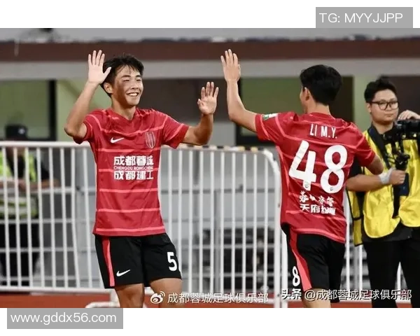 足球凌云球星闪耀赛场展现卓越才华与无畏精神助力球队荣誉之路