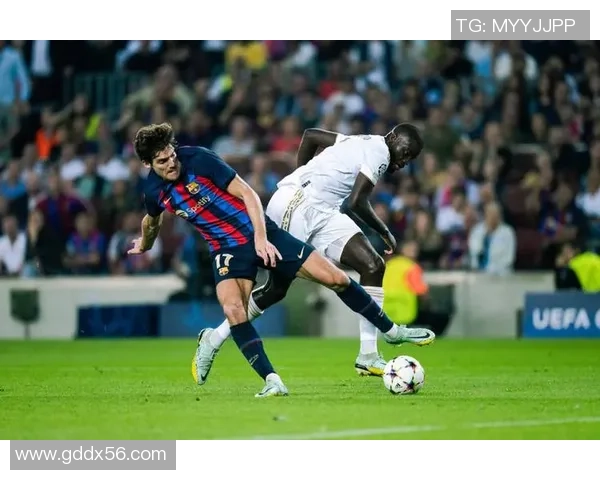 足球球星高速带球突破展现速度与技巧的巅峰对抗瞬间 足球球星高速带球突破展现速度与技巧的巅峰对抗瞬间